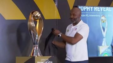 الكاف يكشف عن الكأس الجديد لدوري أبطال أفريقيا.. صور الكاف يكشف عن الكأس الجديد لدوري أبطال أفريقيا.. صور