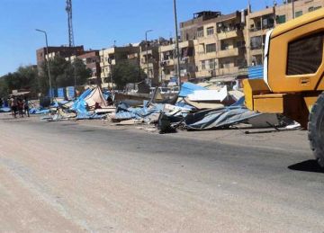 حملة مكبرة لإزالة الأكشاك العشوائية بسور السكة الحديد بمنطقة السيل في أسوان حملة مكبرة لإزالة الأكشاك العشوائية بسور السكة الحديد بمنطقة السيل في أسوان