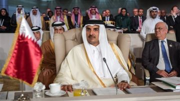 لماذا غادر أمير قطر اجتماع القمة العربية دون إلقاء كلمته؟