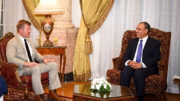 وزير الخارجية يبحث مع السيناتور الأمريكي تيم شيهي تعزيز التعاون ودعم الاستقرار في الشرق الأوسط