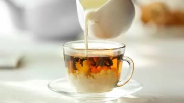 تحذيرات طبية من غلي الشاي بالحليب.. يخفي أضرارا صحية خطيرة