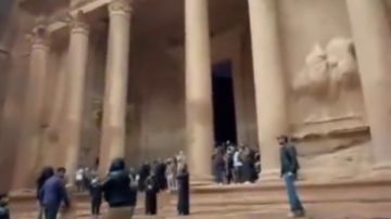 فيضانات مفاجئة تجتاح البتراء وإجلاء جماعي للسياح في مشهد درامي صور فيضانات مفاجئة تجتاح البتراء وإجلاء جماعي للسياح في مشهد درامي صور