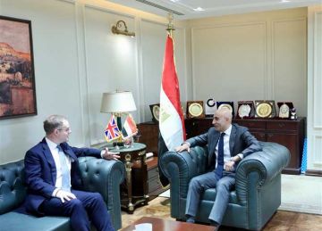 وزير التعليم يبحث مع السفير البريطاني تنفيذ برامج للنهوض بتعليم اللغة الإنجليزية بالمدارس
