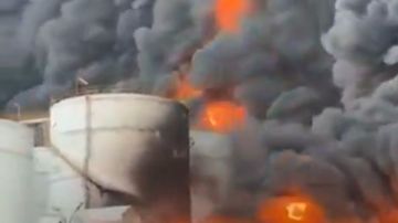 حريق هائل في ميناء الحمرية بالشارقة واستجابة سريعة تمنع كارثة كبرى فيديو