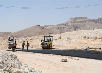 محافظ قنا ورئيس جهاز التعمير يتفقدان أعمال رصف وازدواج طريق الأقصر - قنا 