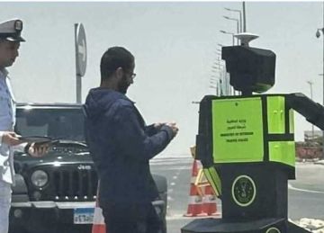  الرادار الروبوت يظهر في شوارع القاهرة الكبرى.. هل قيادة السيارة بيد واحدة مخالفة؟