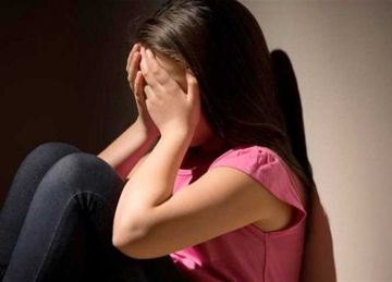 تأجيل محاكمة أب وشقيقه قتلا طفلة الأول عمدا وعذبا شقيقتها بدعوى سوء سلوكهما