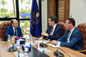 رئيس هيئة الدواء يلتقي وفد شركة سانوفي لبحث سبل تعزيز التعاون المشترك