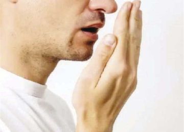 غصن واحد فقط .. للتخلص من رائحة الفم الكريهة تناول هذا الطعام