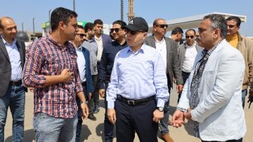 محافظ كفر الشيخ يتفقد أعمال الرصف بالطريق الدولي بالرياض صور محافظ كفر الشيخ يتفقد أعمال الرصف بالطريق الدولي بالرياض صور