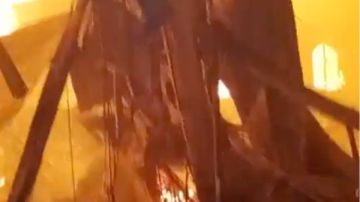 بجراكن المياه.. الأهالي يشاركون في إطفاء حريق كنيسة ماري جرجس بقنا