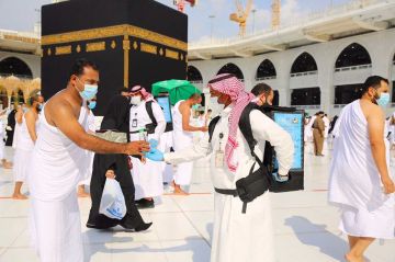 هل يجوز التحدث مع الغير أثناء الطواف؟.. الأزهر للفتوى يجيب هل يجوز التحدث مع الغير أثناء الطواف؟.. الأزهر للفتوى يجيب