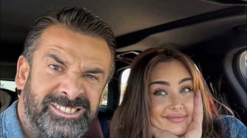 هنا الزاهد تشارك صورا مع كريم عبدالعزيز من ختام مسرحية الباشا