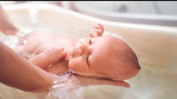 3 أخطاء لا تفعليها عند استحمام طفلك الرضيع.. تعرفي عليها