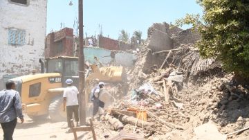 انتشال جثمان طفلة أسفل أنقاض منزل منهار بقرية دندرة بقنا