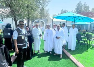 بملابس الإحرام.. وزير السياحة يطمئن على الحجاج داخل عرفات 