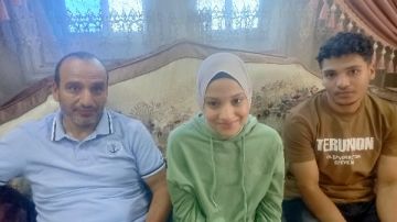 طالعة الأولى أب يهدي ابنته رحلة عمرة لنبوغها في الإعدادية بالغربية