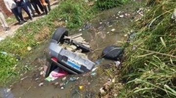 إصابة شخص إثر سقوط سيارته الملاكي في مصرف مياه بالفيوم