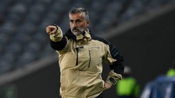 إمكانيات اللاعبين.. إكرامي يدافع عن مدرب الأهلي لمن وجه اللوم؟