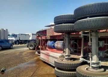 بعد أقل من 6 ساعات.. حادث ثان على الطريق الإقليمي بـ المنوفية: انقلاب تريلا وتعطل الحركة