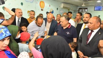 محافظ أسيوط يشارك أطفال معهد الأورام فرحتهم بقرب حلول عيد الأضحى