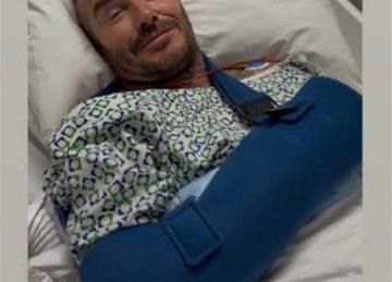 ديفيد بيكهام يخضع لعملية جراحية.. وزوجته تنشر صورة له من المستشفى