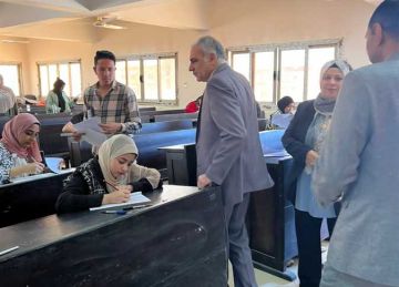 رئيس جامعة أسوان يتفقد امتحانات كلية الآثار
