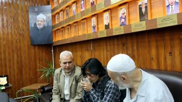 بكى في الامتحان.. عميد أصول الأزهر يواسي طالبا أندونيسيا توفي والده ويؤدي عليه صلاة الغائب بكى في الامتحان.. عميد أصول الأزهر يواسي طالبا أندونيسيا توفي والده ويؤدي عليه صلاة الغائب