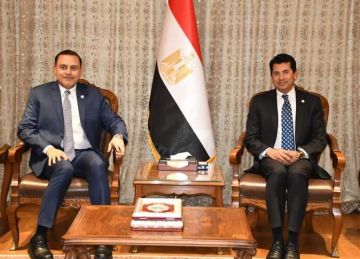 تجربة مونديال قطر على طاولة وزير الرياضة مع السفير القطري