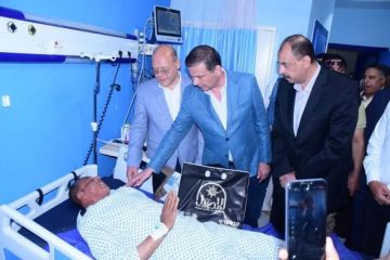 وزير الزراعة يزور مسئول حماية الأراضي المصاب بمستشفى سوهاج.. ويقرر صرف مكافأه له 25 ألف جنيه ومنحه ترقية استثنائية