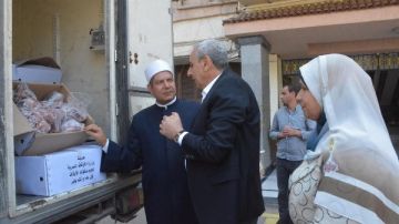 بوزن 2 طن.. محافظ الغربية يشهد توزيع دفعة جديدة من لحوم الأضاحي