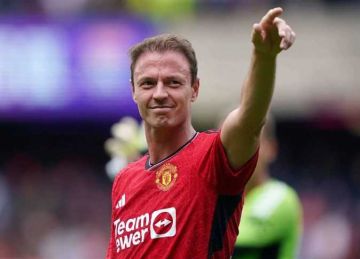 جوني إيفانز يعلن تعليق حذائه وتولي منصب بـ مانشستر يونايتد