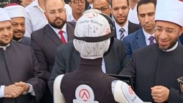 روبوت ذكي يستقبل وزير الأوقاف بمسجد الحسين قبل انطلاق احتفال العام الهجري الجديد.. صور