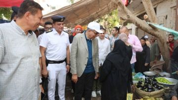 محافظ المنيا يستمع لمطالب المواطنين ويوجه بحلول فورية ودعم الحالات الإنسانية