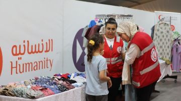 الهلال الأحمر المصري يوزع ملابس العيد على أطفال الأسر الفلسطينية والمصرية الهلال الأحمر المصري يوزع ملابس العيد على أطفال الأسر الفلسطينية والمصرية