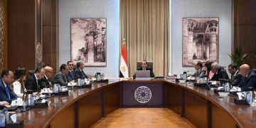 رئيس الوزراء يجتمع مع أعضاء اللجنة الاستشارية للتنمية العمرانية وتصدير العقار