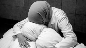 نقابة العلاج الطبيعي تكرم أم الشهداء آلاء النجار بهذا القرار