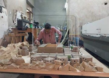 رسم المدينة المنورة على ماكيت خشبي.. صانع أنتيكات من دمياط يحتفل بـ عيد الأضحى بطريقة خاصة