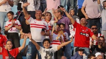 شاهد..أهلاوي و زملكاوي في المدرجات لتشجيع بيراميدز أمام صن داونز