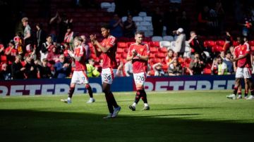 أسطورة مانشستر يونايتد يعتزل كرة القدم ويتولى منصبا هاما بالنادي