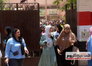 عايزين مراوح.. طلاب بالثانوية العامة في الدقهلية يشتكون من الحر الشديد داخل اللجان (صور)