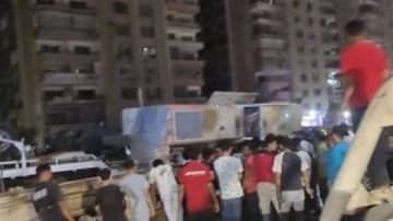 استخراج جثة سيدة بعد تقطيع السيارة إثر سقوط ونش عليها بطريق الأوتوستراد