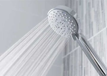 خبراء يحذرون من الاستحمام بالماء البارد أثناء ارتفاع درجات الحرارة