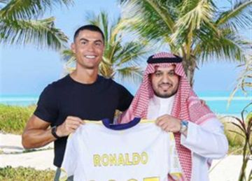 أول تعليق من رونالدو بعد تجديد عقده مع النصر