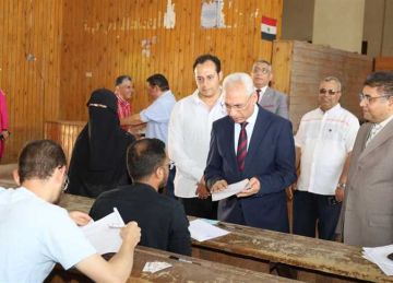 حظر اصطحاب الهواتف.. رئيس جامعة المنيا يتابع سير الامتحانات بكليتي الآداب ودار العلوم حظر اصطحاب الهواتف.. رئيس جامعة المنيا يتابع سير الامتحانات بكليتي الآداب ودار العلوم