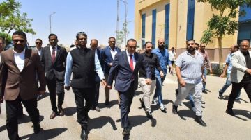 محافظ أسيوط وسفير الهند يزوران المنطقة التكنولوجية ويتفقدان واحة سيليكون ومركز خدمة العملاء