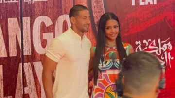 أسماء أبو اليزيد مع زوجها في العرض الخاص لمسلسل مملكة الحرير