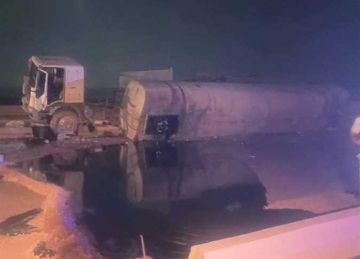 انقلاب شاحنة مواد بترولية بـ طريق القاهرة - السويس ونجاة السائق (صور)