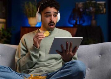 هل النظر للشاشات يسبب الإصابة المبكرة بإعتام عدسة العين لدى الشباب؟.. تقرير يوضح هل النظر للشاشات يسبب الإصابة المبكرة بإعتام عدسة العين لدى الشباب؟.. تقرير يوضح