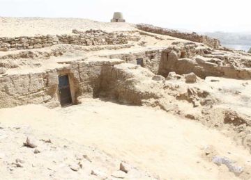  السياحة والآثار : الكشف عن ثلاثة مقابر جديدة بجبانة قبة الهوا بأسوان من الدولة القديمة